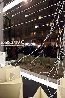 Witryna sklepu Ani Kuczyńskiej zaprojektowana przez Annę Zaradny, fot. Bartek Stawiarski
